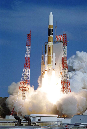 日本の基幹ロケットH-IIAの初号機打上げ