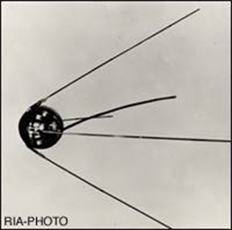 世界初の人工衛星スプートニク１号（ソ連）打上げ