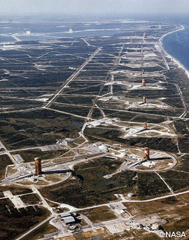 米国ケープカナベラル発射場に並ぶ固定発射台射点